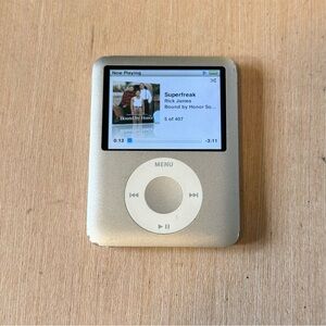 iPod Nano 3rd Gen 4GB Silver Model: A1236 Tested Good w/407 Songs Read Info Blw
